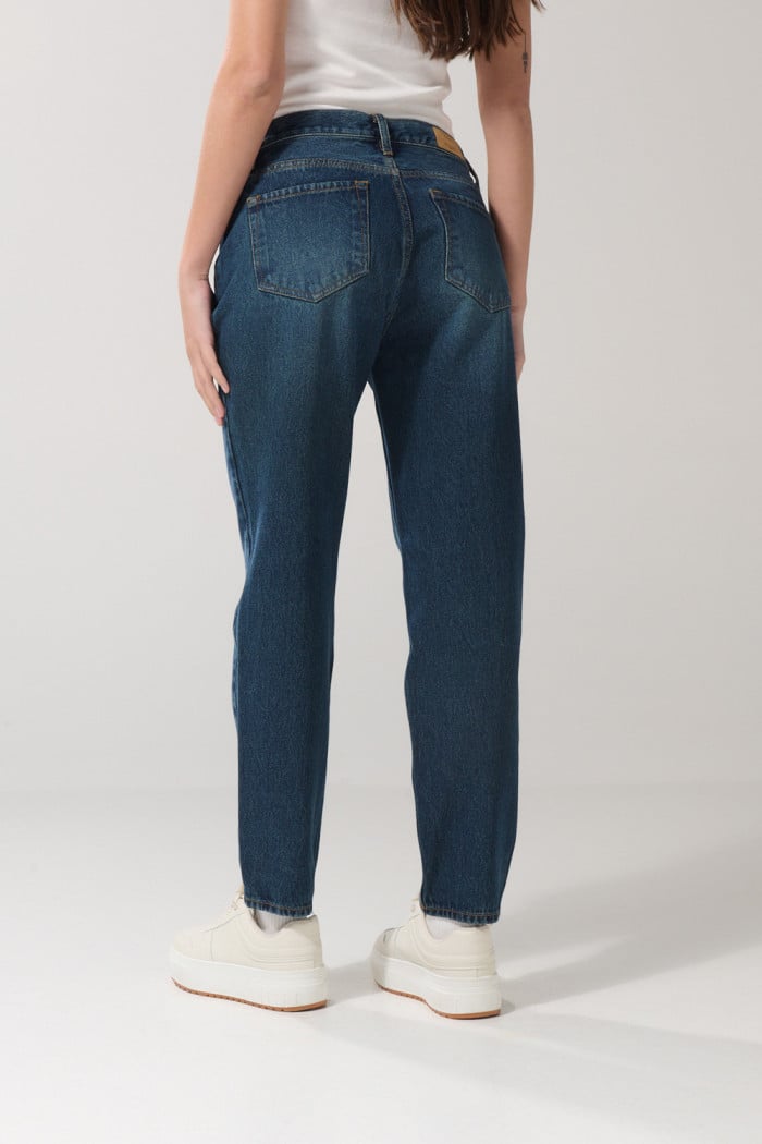 Jean boyfriend azul tiro alto con desgastes localizados