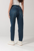 Jean boyfriend azul tiro alto con desgastes localizados