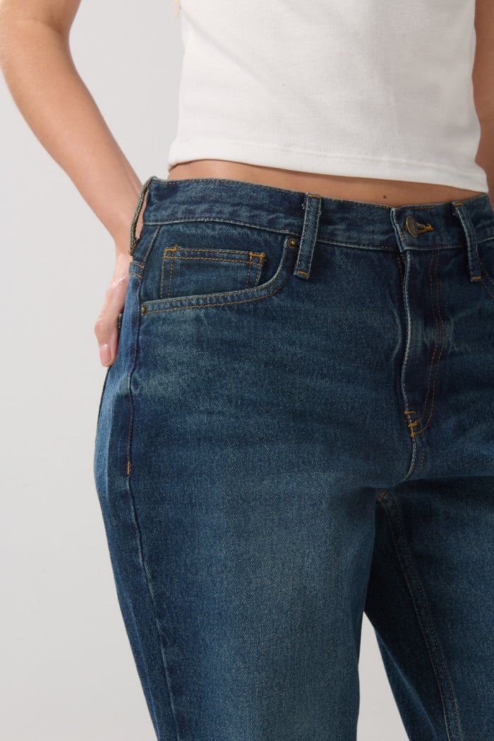 Jean boyfriend azul tiro alto con desgastes localizados