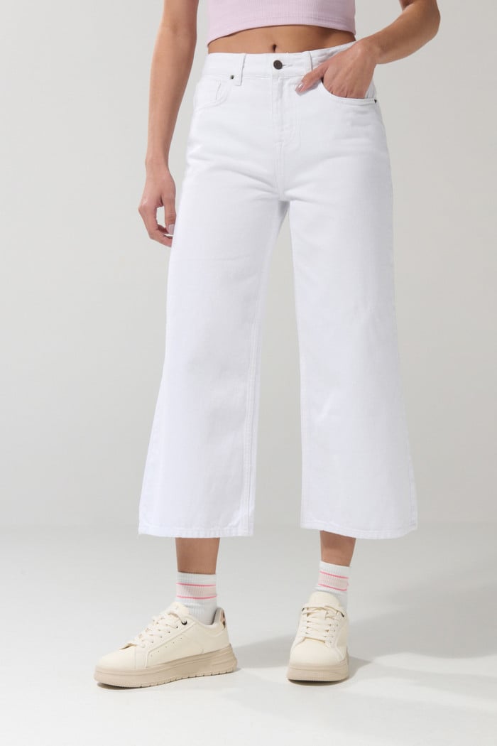 Jean culotte blanco con bota ancha corta y tiro alto