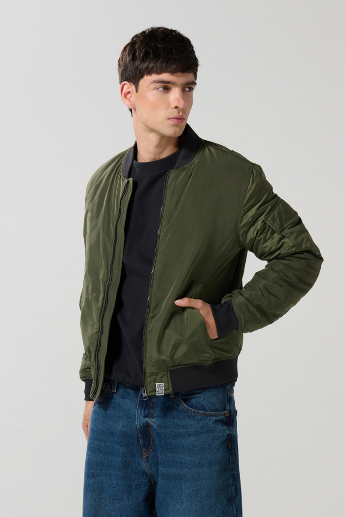 Chaqueta unicolor bomber con bolsillos y acabados en rib