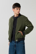 Chaqueta unicolor bomber con bolsillos y acabados en rib