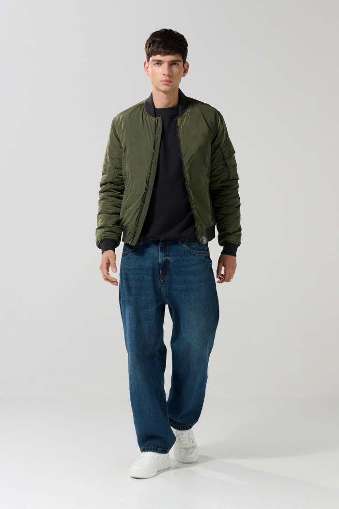 Chaqueta unicolor bomber con bolsillos y acabados en rib