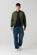 Chaqueta unicolor bomber con bolsillos y acabados en rib