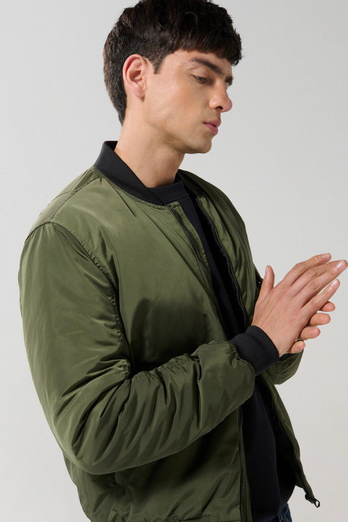 Chaqueta unicolor bomber con bolsillos y acabados en rib