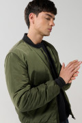 Chaqueta unicolor bomber con bolsillos y acabados en rib
