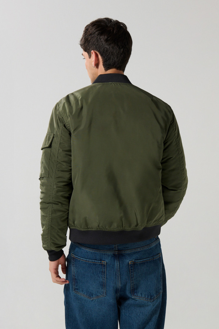 Chaqueta unicolor bomber con bolsillos y acabados en rib