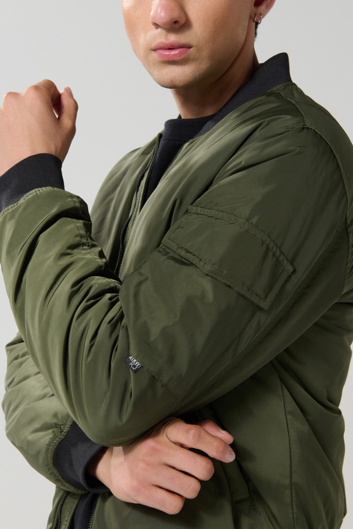 Chaqueta unicolor bomber con bolsillos y acabados en rib