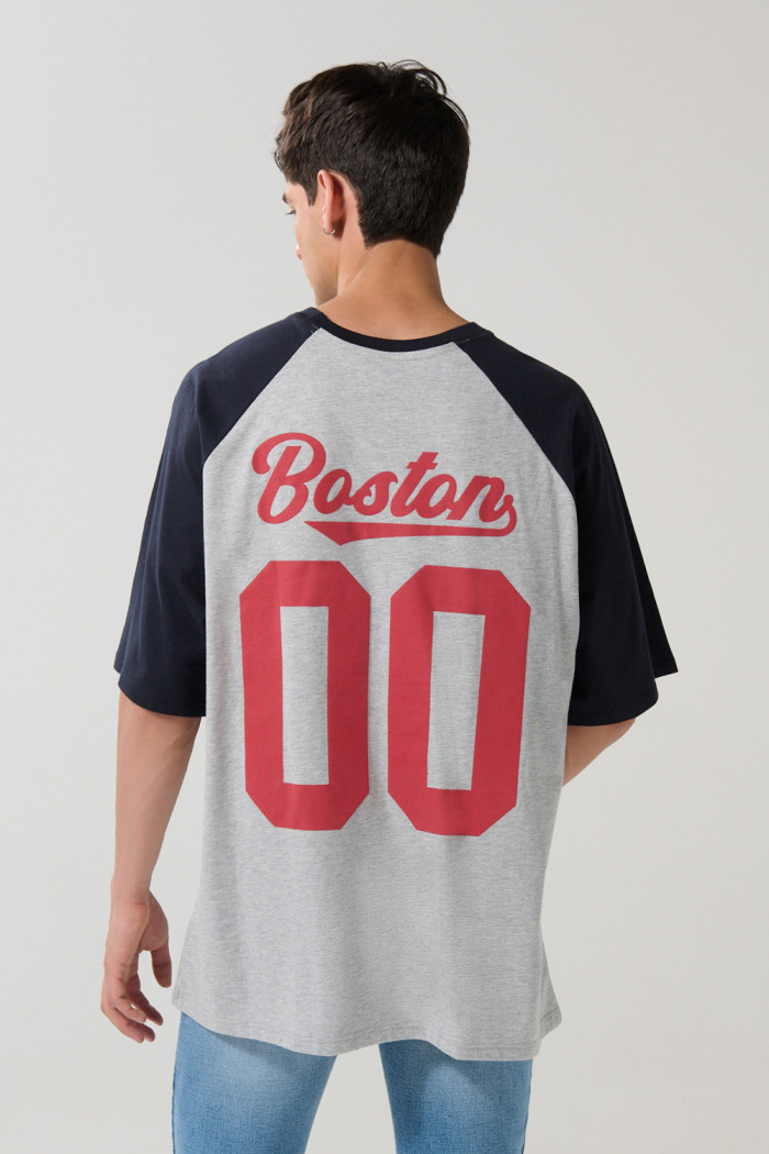 Camiseta oversize gris college con manga ranglan corta