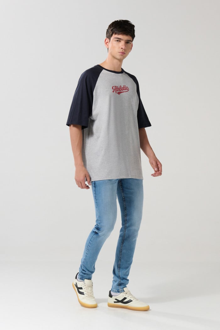 Camiseta oversize gris college con manga ranglan corta