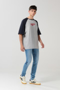Camiseta oversize gris college con manga ranglan corta