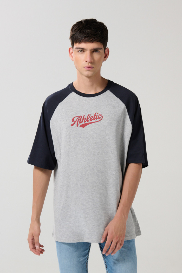 Camiseta oversize gris college con manga ranglan corta