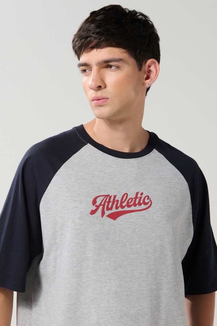 Camiseta oversize gris college con manga ranglan corta