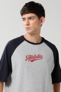 Camiseta oversize gris college con manga ranglan corta