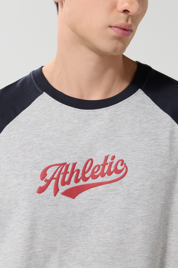 Camiseta oversize gris college con manga ranglan corta