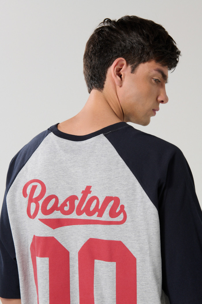 Camiseta oversize gris college con manga ranglan corta