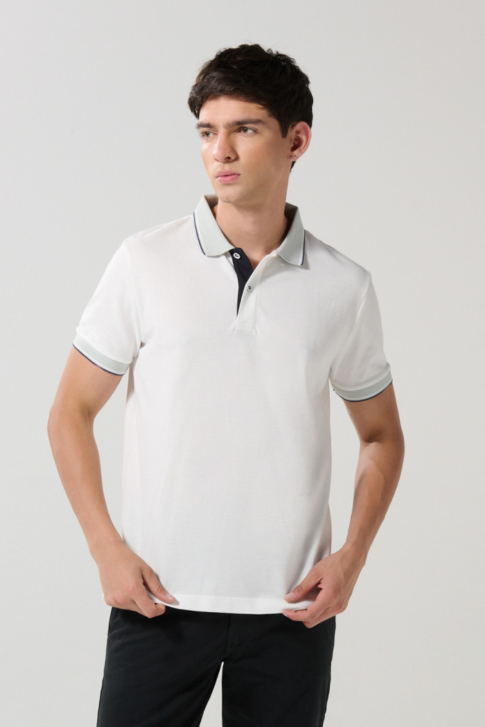 Camiseta crema clara polo con botones y manga corta