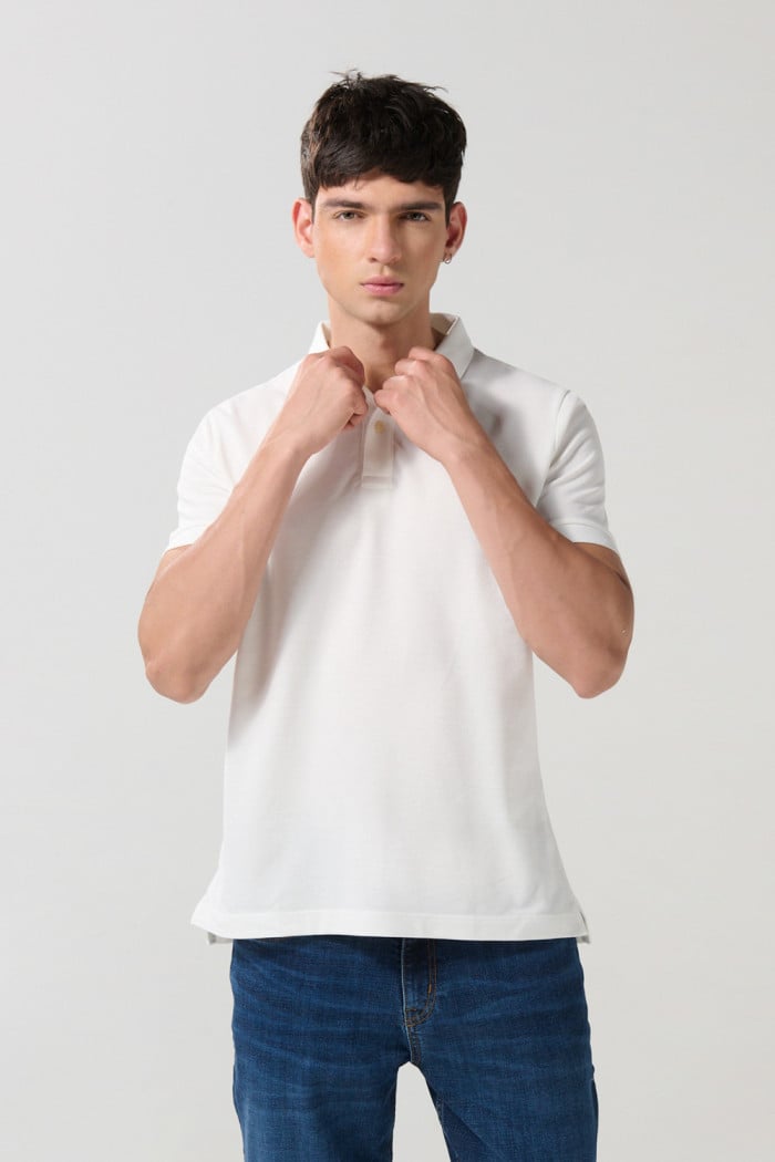 Camiseta unicolor polo con botones en frente y manga corta