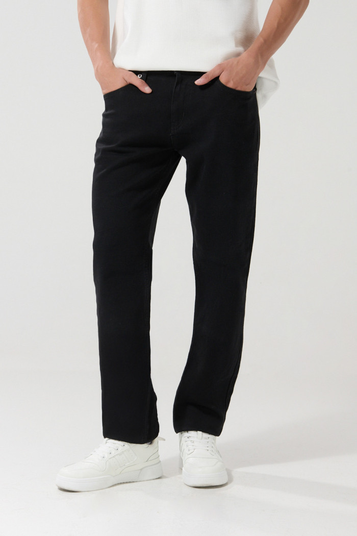Jean slim negro con ajuste ceñido, cremallera y tiro bajo