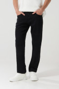 Jean slim negro con ajuste ceñido, cremallera y tiro bajo