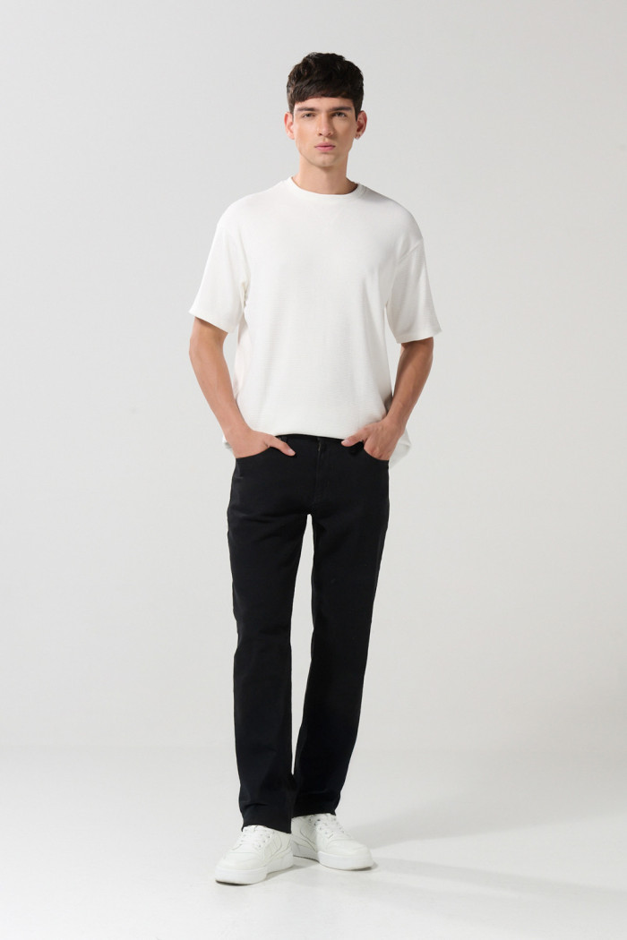 Jean slim negro con ajuste ceñido, cremallera y tiro bajo