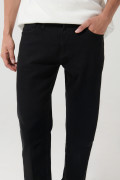 Jean slim negro con ajuste ceñido, cremallera y tiro bajo