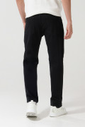 Jean slim negro con ajuste ceñido, cremallera y tiro bajo