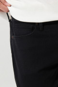 Jean slim negro con ajuste ceñido, cremallera y tiro bajo