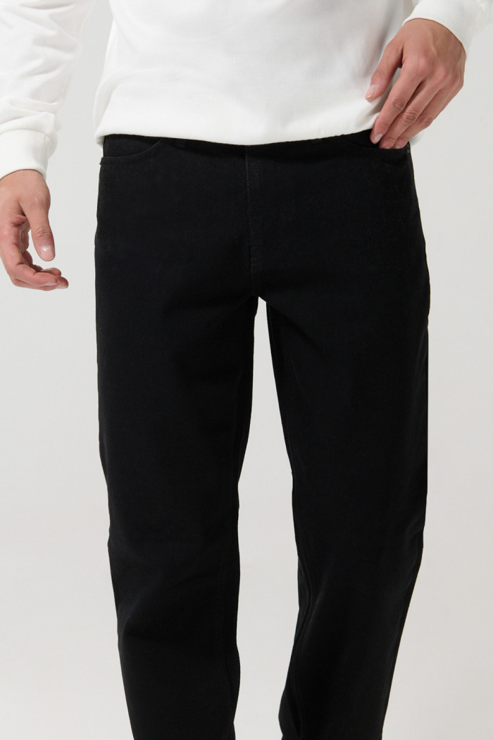 Jean negro tiro bajo 90´S con bota recta y cremallera