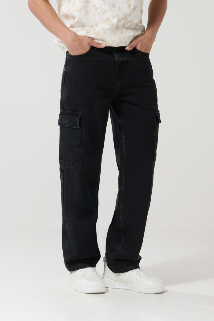 Jean cargo gris intenso con bota recta y tiro medio