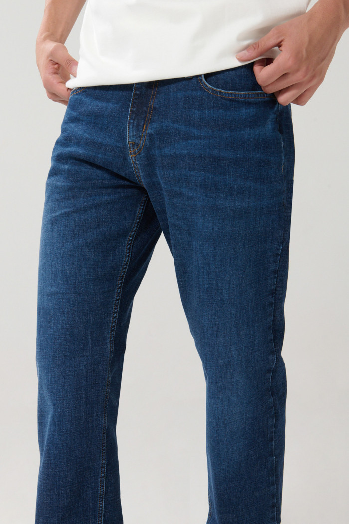 Jean tiro bajo slim ajustado azul oscuro con cremallera