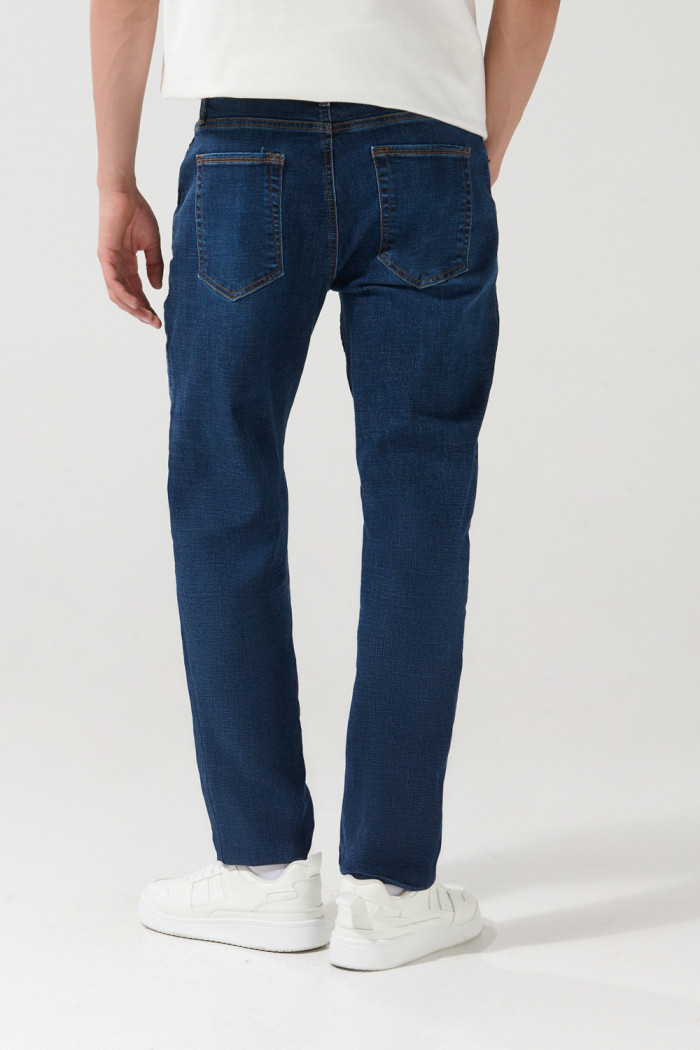 Jean tiro bajo slim ajustado azul oscuro con cremallera