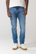 Jean slim azul medio con tiro bajo, desgastes y bolsillos