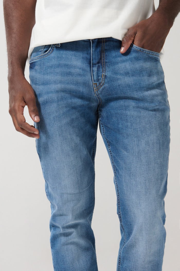 Jean slim azul medio con tiro bajo, desgastes y bolsillos