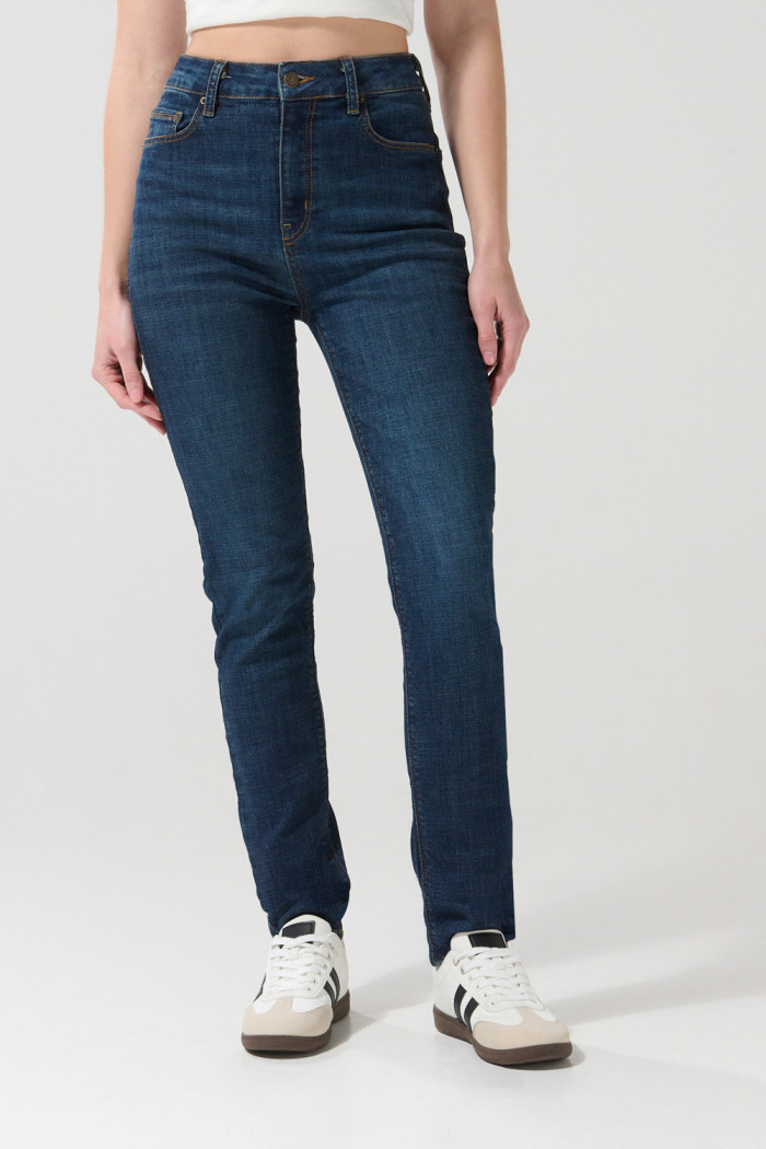 Jean jegging ajustado azul oscuro con tiro súper alto