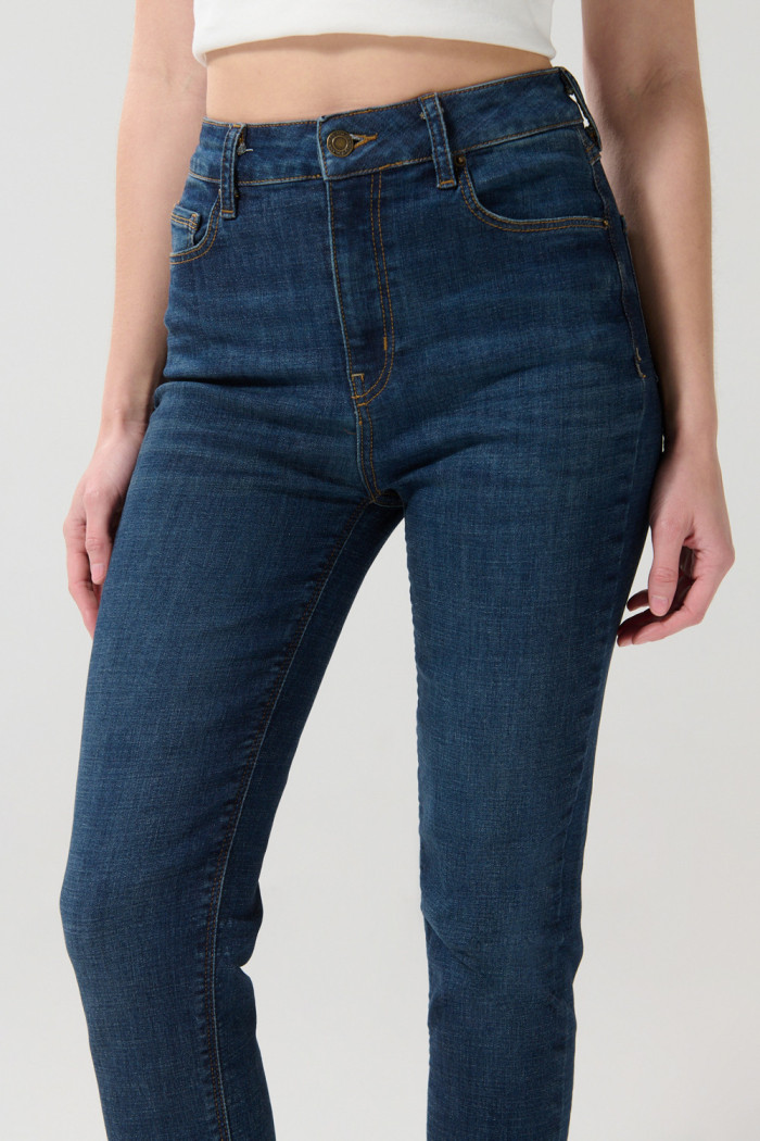 Jean jegging ajustado azul oscuro con tiro súper alto