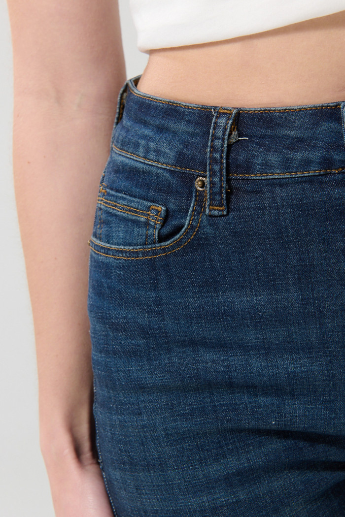 Jean jegging ajustado azul oscuro con tiro súper alto