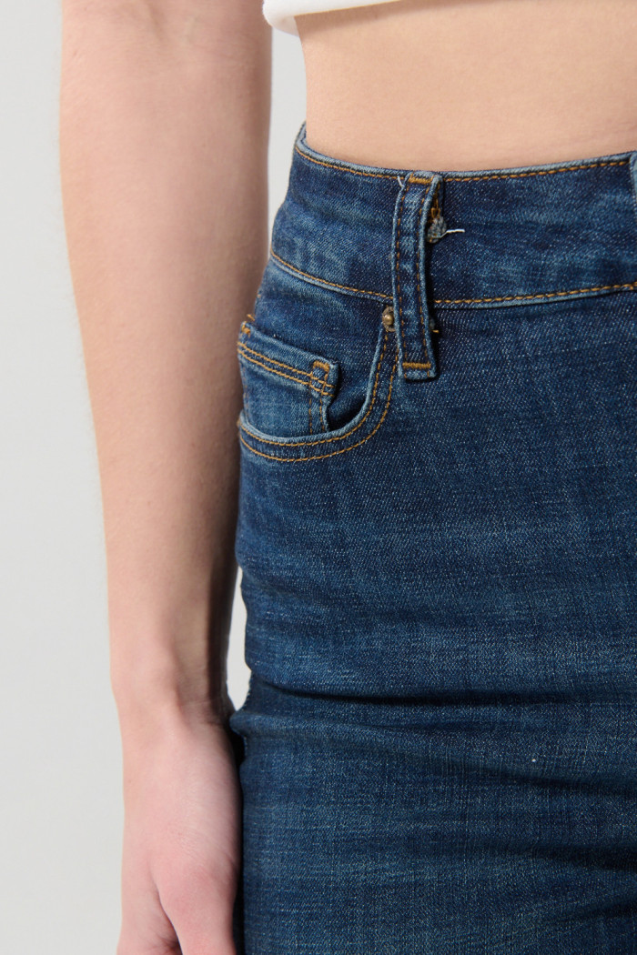 Jean jegging ajustado azul oscuro con tiro súper alto