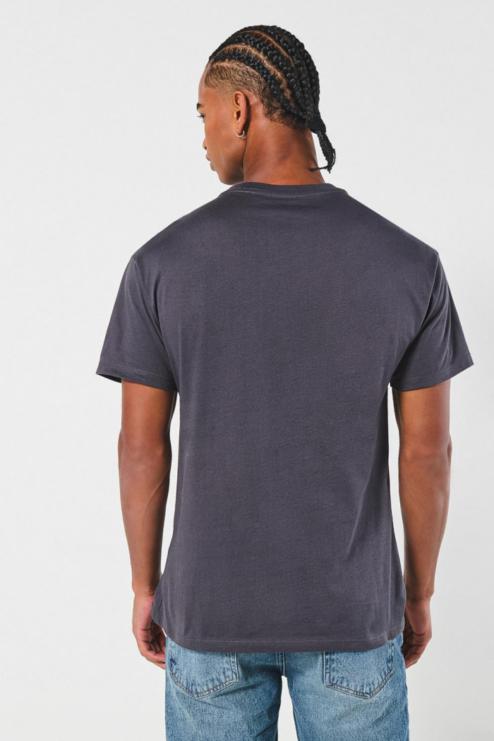 Camiseta de NASA gris intensa con cuello redondo