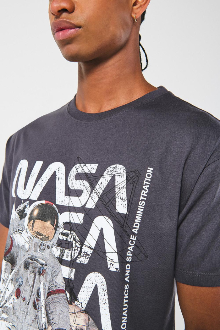 Camiseta de NASA gris intensa con cuello redondo