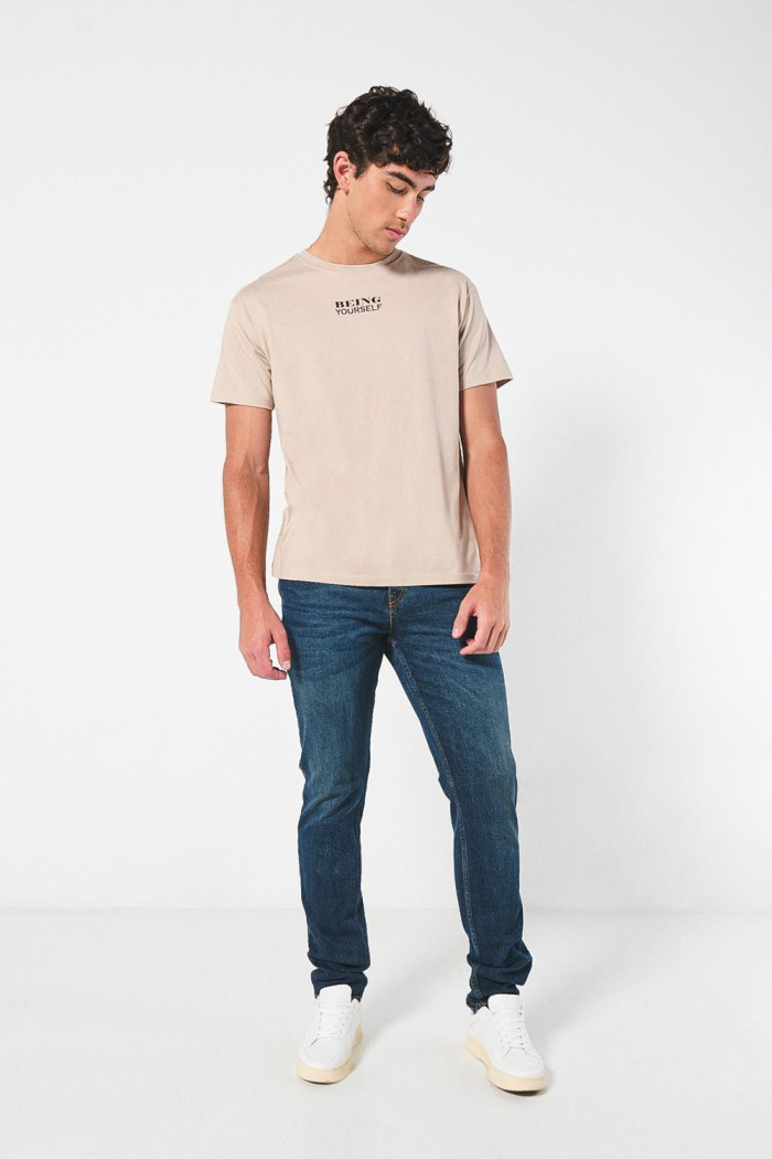 Camiseta con escultura artística kaki y manga corta
