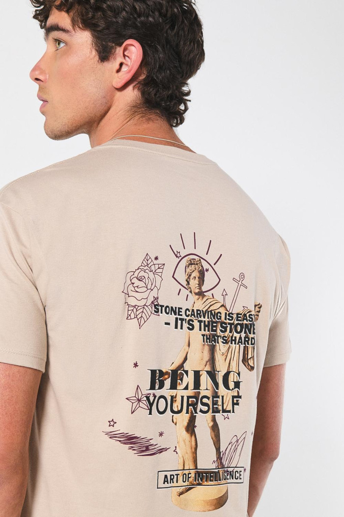 Camiseta con escultura artística kaki y manga corta