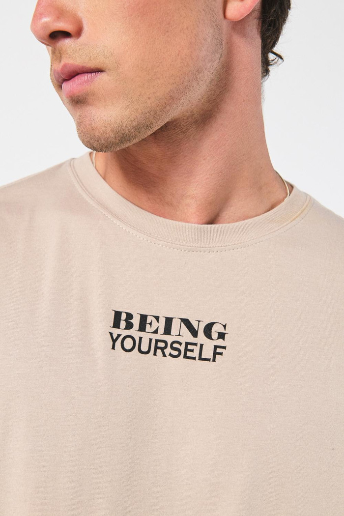 Camiseta con escultura artística kaki y manga corta
