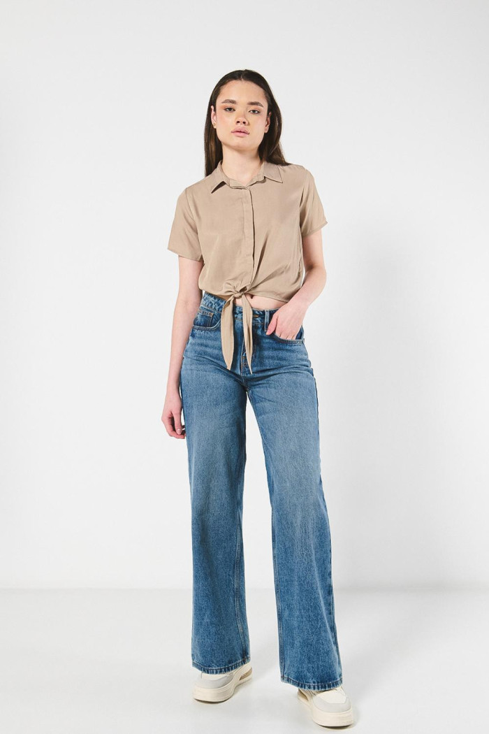 Blusa unicolor con nudo delantero y manga corta