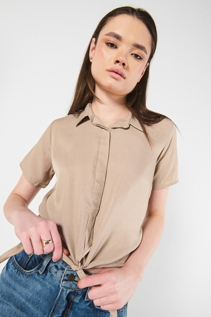 Blusa unicolor con nudo delantero y manga corta