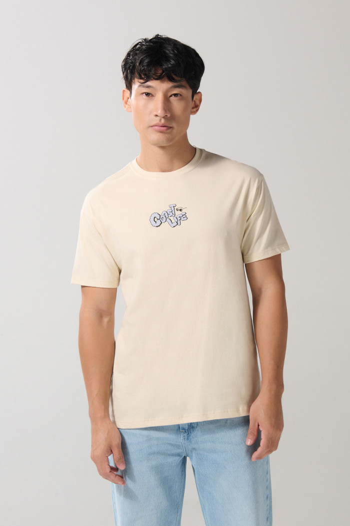 Camiseta kaki con diseños de playa y cuello redondo