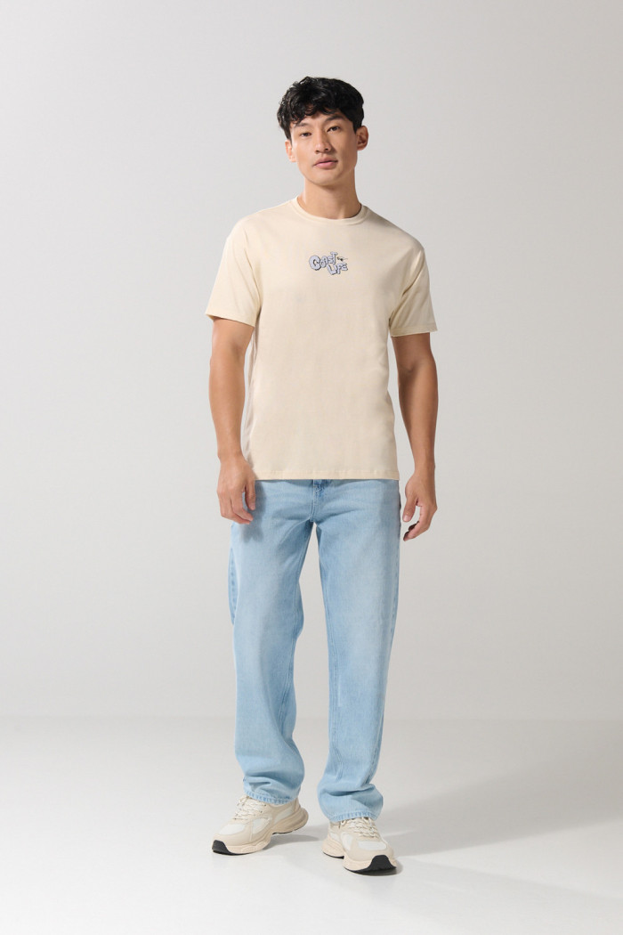 Camiseta kaki con diseños de playa y cuello redondo