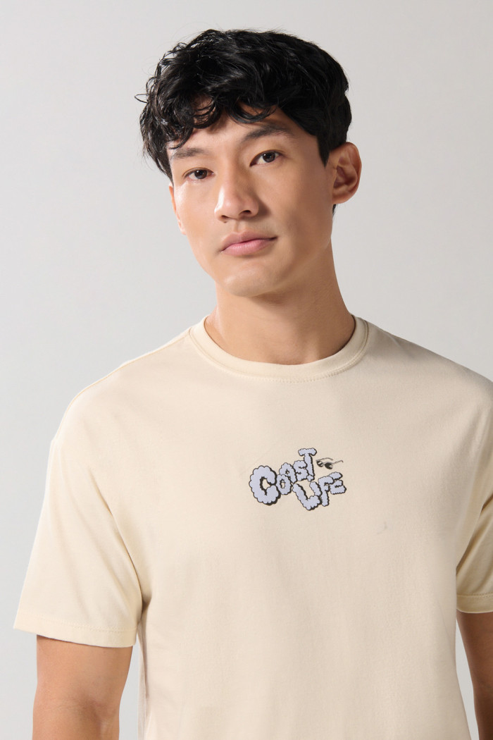 Camiseta kaki con diseños de playa y cuello redondo