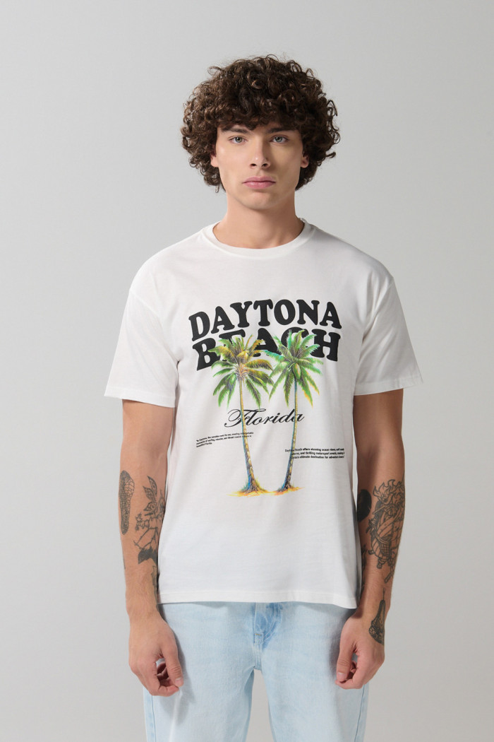 Camiseta crema clara manga corta con arte de playa