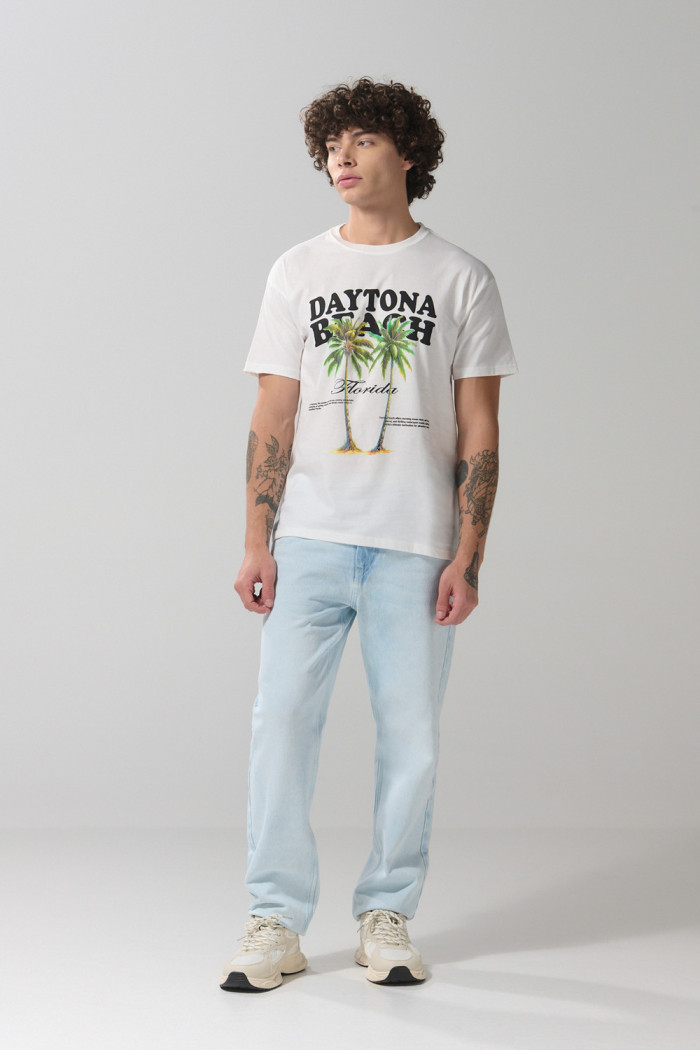Camiseta crema clara manga corta con arte de playa